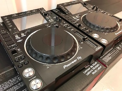  2x Pioneer CDJ-2000NXS2 + 1x DJM-900NX2